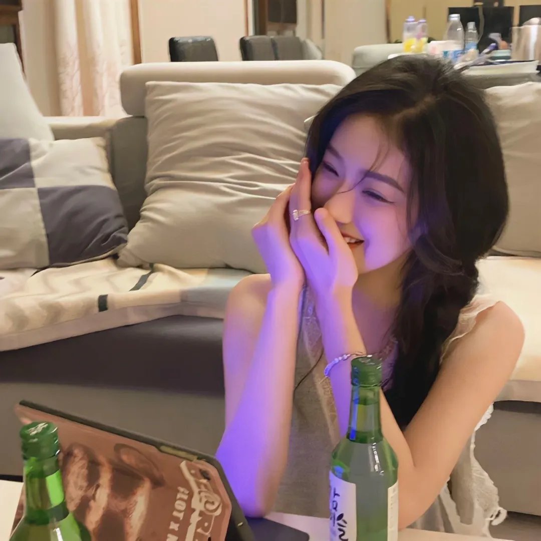 皎若云间月